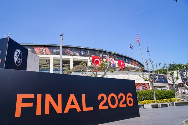 Türkei: Fussball UEFA Europa League 2025 - 2026, Finale in Istanbul - SC Freiburg vs Aston Villa - Tüpras Stadyumu (Istanbul): Türkei, Istanbul, Europa League Finale 2026, UEFA Europa League, Final 2026, Tüpras Stadyumu, Besiktas Park, Stadion, FINAL 2026, UEFA Branding, UEFA Sponsoren, Hankook, Enterprise Rent-A-Car, Strauss, Swissquote, SC Freiburg, Aston Villa, Fußball, Football, Sportevent, Eventlook, Stadionfassade, türkische Flaggen, Mustafa Kemal Atatürk, Gate G2, Fanbereich, Europa-Pokal, Großveranstaltung, Medienevent, Istanbul Final 2026, Sporttourismus, Fußballkultur *** Turkey Football UEFA Europa League 2025 2026, Final in Istanbul SC Freiburg vs Aston Villa Tüpras Stadyumu Istanbul Turkey, Istanbul, Europa League Final 2026, UEFA Europa League, Final 2026, Tüpras Stadyumu, Besiktas Park, Stadium, FINAL 2026, UEFA Branding, UEFA Sponsors, Hankook, Enterprise Rent A Car, Strauss, Swissquote, SC Freiburg, Aston Villa, soccer, football, sports event, event look, stadium façade, Turkish flags, Mustafa Kemal Atatürk, Gate G2, fan area, European Cup, major event, media event, Istanbul Final 2026, sports tourism, soccer culture Copyright: xJOERANxSTEINSIEKx
