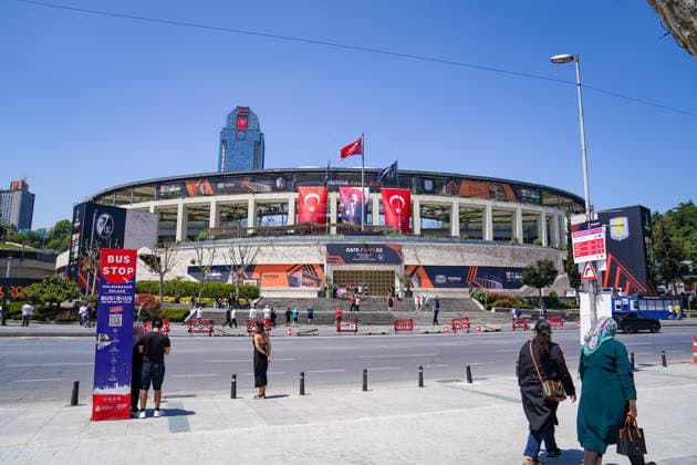 Türkei: Fussball UEFA Europa League 2025 - 2026, Finale in Istanbul - SC Freiburg vs Aston Villa - Tüpras Stadyumu (Istanbul): Türkei, Istanbul, Europa League Finale 2026, UEFA Europa League, Final 2026, Tüpras Stadyumu, Besiktas Park, Stadion, Stadionfassade, UEFA Branding, UEFA Sponsoren, Hankook, Enterprise Rent-A-Car, Strauss, Swissquote, FlixBus, Lidl, Just Eat Takeaway, TRT Spor, SC Freiburg, Aston Villa, Fußball, Football, Sportevent, Gate G2, Eingangsbereich, türkische Flaggen, Mustafa Kemal Atatürk, Fan Zone, Ticketing, Sicherheitsabsperrungen, Großveranstaltung, Europa-Pokal, Medienevent, Istanbul Final 2026, Sporttourismus Copyright: xJOERANxSTEINSIEKx