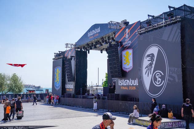 Türkei: Fussball UEFA Europa League 2025 - 2026, Finale in Istanbul - SC Freiburg vs Aston Villa - Tüpras Stadyumu (Istanbul): Türkei, Istanbul, Europa League Finale 2026, UEFA Europa League, Final 2026, Fan Zone, Public Viewing, Eventbühne, Konzertbühne, Großbildleinwand, UEFA Branding, SC Freiburg, Aston Villa, Fußball, Football, Sportevent, Fußballfans, Waterfront, Bosporus, türkische Flagge, Eventproduktion, Veranstaltungstechnik, Lautsprecheranlage, Medienevent, Europa-Pokal, Fanfestival, Großveranstaltung, Istanbul Final 2026, Sporttourismus, Fußballkultur, Open Air Event, Finalstimmung Copyright: xJOERANxSTEINSIEKx