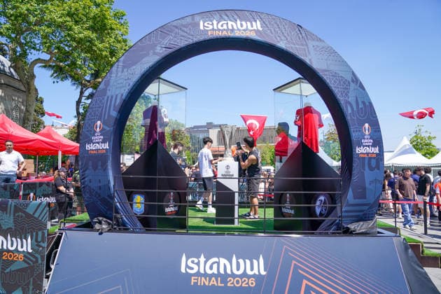 Türkei: Fussball UEFA Europa League 2025 - 2026, Finale in Istanbul - SC Freiburg vs Aston Villa - Tüpras Stadyumu (Istanbul): Türkei, Istanbul, Europa League Finale 2026, UEFA Europa League, Final 2026, UEFA Europa League Trophy, Pokal, Fan Zone, Fanfestival, Eventbranding, Istanbul Final 2026, SC Freiburg, Aston Villa, Fußball, Football, Sportevent, Fußballfans, Fanaktivierung, Promotion, Eventmodul, Brandingfläche, UEFA Branding, türkische Flaggen, Public Event, Trophy Experience, Fotopoint, Großveranstaltung, Medienevent, Europa-Pokal, Open Air Event, Fußballkultur, Sporttourismus Copyright: xJOERANxSTEINSIEKx