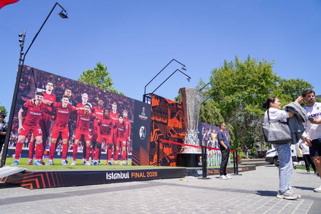 Türkei: Fussball UEFA Europa League 2025 - 2026, Finale in Istanbul - SC Freiburg vs Aston Villa - Tüpras Stadyumu (Istanbul): Türkei, Istanbul, Europa League Finale 2026, UEFA Europa League, Final 2026, UEFA Europa League Trophy, Pokal, SC Freiburg, Aston Villa, Mannschaftsfoto, Teamfoto, Fußball, Football, Sportevent, Fan Zone, Fanfestival, UEFA Branding, Istanbul Final 2026, Eventinstallation, Fotopoint, Trophy Experience, Fußballfans, Public Event, Open Air Event, Europa-Pokal, Medienevent, Großveranstaltung, Fußballkultur, Sporttourismus, Finalstimmung Copyright: xJOERANxSTEINSIEKx