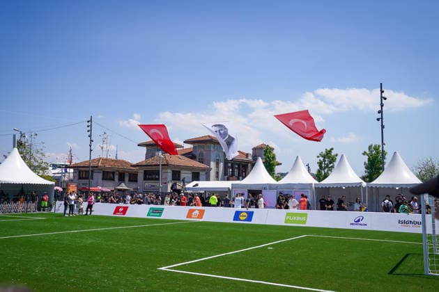 Türkei: Fussball UEFA Europa League 2025 - 2026, Finale in Istanbul - SC Freiburg vs Aston Villa - Tüpras Stadyumu (Istanbul): Türkei, Istanbul, Europa League Finale 2026, UEFA Europa League, Final 2026, Fan Zone, Kleinfeldplatz, Fußballplatz, Fußball, Football, Fanaktivierung, Mitmachaktion, Eventfläche, UEFA Sponsoren, Enterprise Rent-A-Car, Strauss, Lidl, FlixBus, Decathlon, UEFA Branding, Istanbul Final 2026, türkische Flaggen, Open Air Event, Fußballfans, Sportevent, Public Event, Fanfestival, Großveranstaltung, Fußballkultur, Sporttourismus, Eventinfrastruktur Copyright: xJOERANxSTEINSIEKx