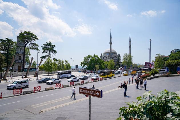 Türkei: Fussball UEFA Europa League 2025 - 2026, Finale in Istanbul - SC Freiburg vs Aston Villa - Tüpras Stadyumu (Istanbul): Türkei, Istanbul, Besiktas, Bosporus, BeÅüiktaÅü JK Müzesi, Stadtbild, Innenstadt, Straßenverkehr, Verkehr, Busverkehr, Moschee, Minarett, Dolmabahce-Moschee, Waterfront, Urbanität, Tourismus, Sehenswürdigkeit, Fußgänger, Architektur, Türkei Tourismus, Metropole, Europa-Asien, Bosporus-Ufer, Sommer, Infrastruktur, öffentlicher Raum, Großstadtleben, Istanbul Panorama Copyright: xJOERANxSTEINSIEKx