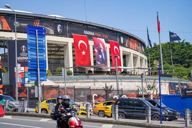 Türkei: Fussball UEFA Europa League 2025 - 2026, Finale in Istanbul - SC Freiburg vs Aston Villa - Tüpras Stadyumu (Istanbul): Türkei, Istanbul, Europa League Finale 2026, UEFA Europa League, Final 2026, Tüpras Stadyumu, Besiktas Park, Stadionfassade, UEFA Branding, UEFA Sponsoren, Hankook, Enterprise Rent-A-Car, Strauss, Lidl, Swissquote, FlixBus, TRT Spor, SC Freiburg, Aston Villa, türkische Flaggen, Mustafa Kemal Atatürk, Fußball, Football, Sportevent, Straßenverkehr, Eventinfrastruktur, Sicherheitszaun, Sponsorenwand, Europa-Pokal, Großveranstaltung, Medienevent, Istanbul Final 2026, Fußballkultur Copyright: xJOERANxSTEINSIEKx