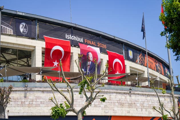 Türkei: Fussball UEFA Europa League 2025 - 2026, Finale in Istanbul - SC Freiburg vs Aston Villa - Tüpras Stadyumu (Istanbul): Türkei, Istanbul, Europa League Finale 2026, UEFA Europa League, Final 2026, Tüpras Stadyumu, Besiktas Park, türkische Flaggen, Mustafa Kemal Atatürk, Stadionfassade, UEFA Branding, SC Freiburg, Aston Villa, Fußball, Football, Sportevent, Nationalflagge Türkei, Eventbranding, Istanbul Final 2026, Europa-Pokal, Großveranstaltung, Medienevent, Fußballkultur, Sporttourismus, Veranstaltungsort, Open Air Event, Infrastruktur, Türkei, Istanbul Stadtbild Copyright: xJOERANxSTEINSIEKx
