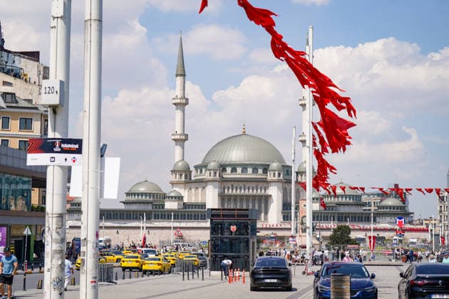 Türkei: Fussball UEFA Europa League 2025 - 2026, Finale in Istanbul - SC Freiburg vs Aston Villa - Tüpras Stadyumu (Istanbul): Türkei, Istanbul, Taksim, Taksim-Platz, Taksim MeydanÄ±, Taksim Camii, Moschee, Minarett, Istanbul City, Stadtzentrum, Urbanität, Türkei-Flaggen, Straßenverkehr, Metro, ÖPNV, Taxi, Großstadt, Bosporus-Metropole, Tourismus, Architektur, Skyline, Europa League Finale 2026, UEFA Europa League, Istanbul Final 2026, Fußballgroßevent, Eventbranding, Host City, Fußballkultur, Medienevent, Matchday, Innenstadt, Cityscape Copyright: xJOERANxSTEINSIEKx