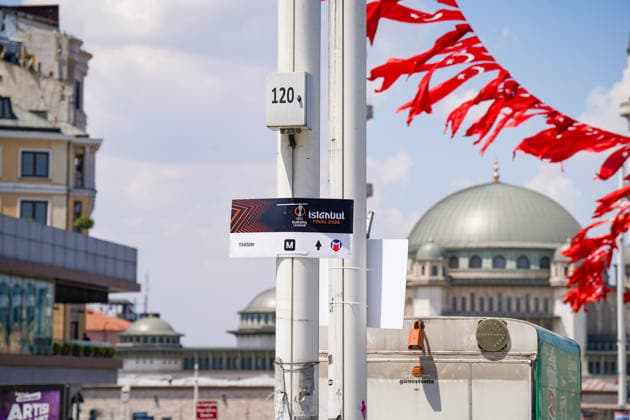 Türkei: Fussball UEFA Europa League 2025 - 2026, Finale in Istanbul - SC Freiburg vs Aston Villa - Tüpras Stadyumu (Istanbul): Türkei, Istanbul, Taksim, Taksim-Platz, Taksim MeydanÄ±, Taksim Camii, Moschee, Minarett, Istanbul City, Stadtzentrum, Urbanität, Türkei-Flaggen, Straßenverkehr, Metro, ÖPNV, Taxi, Großstadt, Bosporus-Metropole, Tourismus, Architektur, Skyline, Europa League Finale 2026, UEFA Europa League, Istanbul Final 2026, Fußballgroßevent, Eventbranding, Host City, Fußballkultur, Medienevent, Matchday, Innenstadt, Cityscape Copyright: xJOERANxSTEINSIEKx