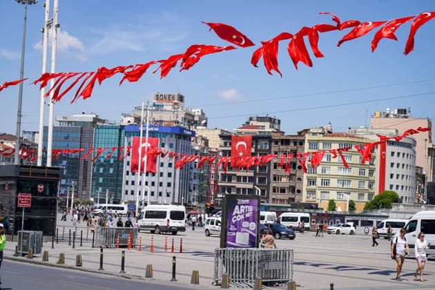 Türkei: Fussball UEFA Europa League 2025 - 2026, Finale in Istanbul - SC Freiburg vs Aston Villa - Tüpras Stadyumu (Istanbul): Türkei, Istanbul, Taksim, Taksim-Platz, Taksim MeydanÄ±, Taksim Camii, Moschee, Minarett, Istanbul City, Stadtzentrum, Urbanität, Türkei-Flaggen, Straßenverkehr, Metro, ÖPNV, Taxi, Großstadt, Bosporus-Metropole, Tourismus, Architektur, Skyline, Europa League Finale 2026, UEFA Europa League, Istanbul Final 2026, Fußballgroßevent, Eventbranding, Host City, Fußballkultur, Medienevent, Matchday, Innenstadt, Cityscape Copyright: xJOERANxSTEINSIEKx