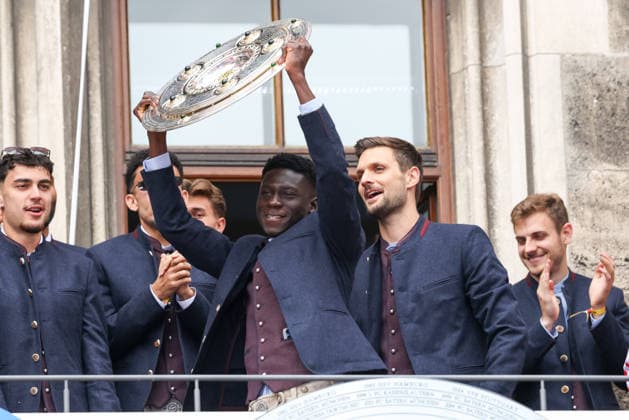 Bara Sapoko Ndiaye (FC Bayern Muenchen, 39) mit Meisterschale auf dem Rathaus-Balkon am Muenchner Marienplatz, GER, Empfang des FC Bayern Muenchen im Rathaus und Meisterfeier am Marienplatz, 17.05.2026, GER, Empfang des FC Bayern Muenchen im Rathaus und Meisterfeier am Marienplatz, 17.05.2026 Muenchen *** Bara Sapoko Ndiaye FC Bayern Muenchen, 39 with championship trophy on the town hall balcony at Munichs Marienplatz, GER, Reception of FC Bayern Muenchen at the town hall and championship celebration at Marienplatz, 17 05 2026, GER, Reception of FC Bayern Muenchen at the town hall and championship celebration at Marienplatz, 17 05 2026 Muenchen Copyright: xEibner-Pressefoto JennixMaulx EP_JML