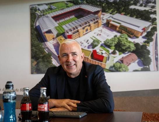 Fußball, Herren, Saison 2025 2026, 1. Bundesliga, 1. FC Union Berlin, Ordentliche Mitgliederversammlung im Stadion An der Alten Försterei, Präsident Dirk Zingler (1. FC Union) am Nachmittag im Vorgespräch, im Hintergrund das zukünftige Stadion An der Alten Försterei, 19.05. 2026, Copyright: xMatthiasxKochx