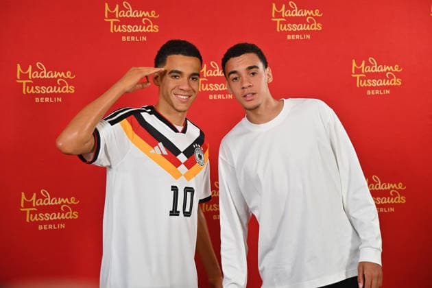 Jamal MUSIALA (Bayern Muenchen) enthuellt seine Wachsfigur von Madame Tussauds am 19.05.2026 in Muenchen.