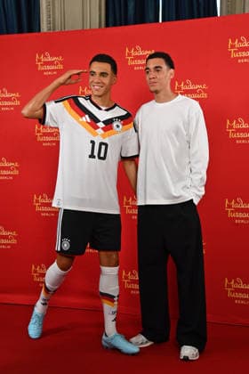 Jamal MUSIALA (Bayern Muenchen) enthuellt seine Wachsfigur von Madame Tussauds am 19.05.2026 in Muenchen.