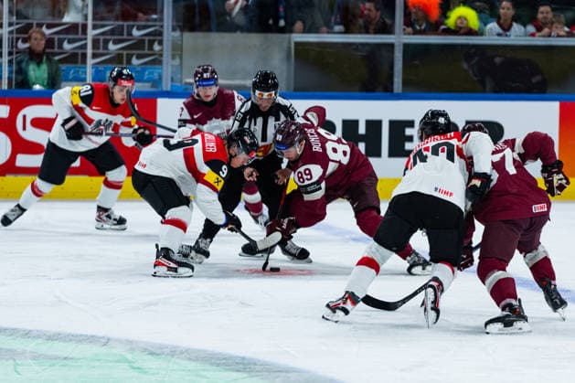 ZURICH, SWITZERLAND - MAY 19: Leon Wallner (Austria, 9) against Filips Buncis (Latvia, 89) during the Preliminary Round - Group A Match 21 between Latvia and Austria at the IIHF Ice hockey, Eishockey World Championship, WM, Weltmeisterschaft 2026, Swiss Life Arena on May 19, 2026 in Zurich, Switzerland. Zurich Switzerland Copyright: xTimoxSteinx