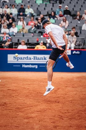 Tennis Männer bitpanda Hamburg Open ATP, Tennis Herren 500 Justin Engel (GER) vs. Ugo Humbert (FRA) 19.05.2026 Justin Engel spielt einen Ball durch die Beine Hamburg Tennisstadion am Rothenbaum Hamburg Deutschland *** Tennis Men bitpanda Hamburg Open ATP 500 Justin Engel GER vs Ugo Humbert FRA 19 05 2026 Justin Engel plays a ball through the legs Hamburg Tennisstadion am Rothenbaum Hamburg Germany