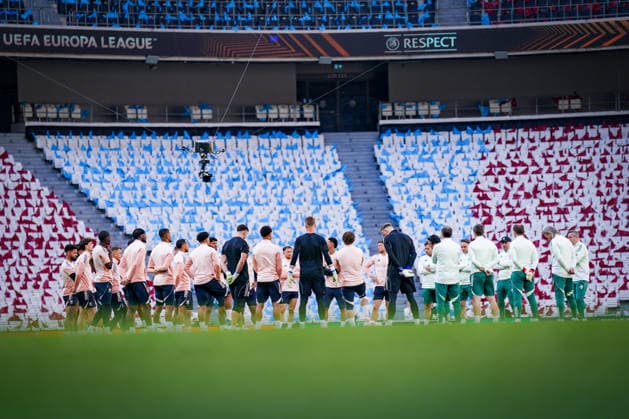 Türkei: Fussball UEFA Europa League 2025 - 2026, Finale in Istanbul - SC Freiburg vs Aston Villa - Tüpras Stadyumu (Istanbul): Abschlusstraining Aston Villa Matchday - 1: Team auf dem Platz, Sportstätte, Totale, innen Innenansicht, unten Froschperspektive Copyright: xJOERANxSTEINSIEKx