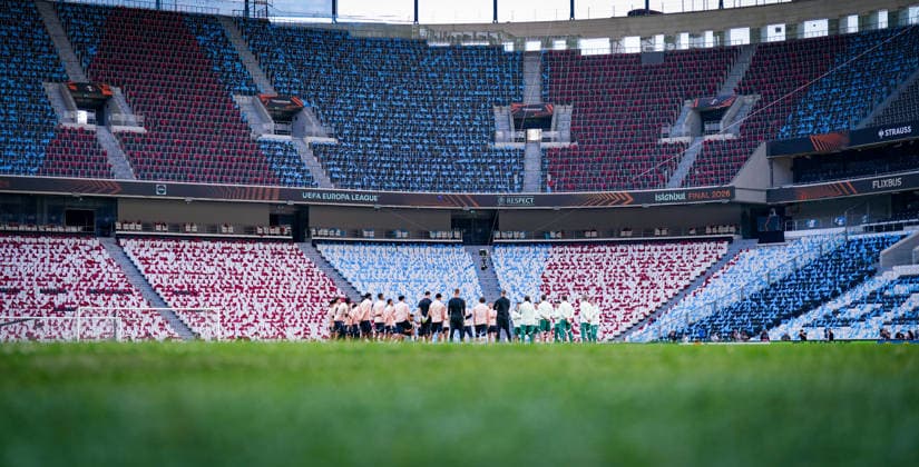Türkei: Fussball UEFA Europa League 2025 - 2026, Finale in Istanbul - SC Freiburg vs Aston Villa - Tüpras Stadyumu (Istanbul): Abschlusstraining Aston Villa Matchday - 1: Team auf dem Platz, Sportstätte, Totale, innen Innenansicht, unten Froschperspektive Copyright: xJOERANxSTEINSIEKx