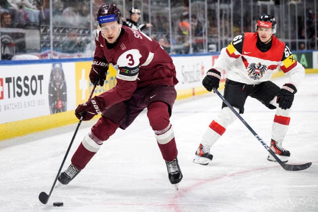 Latvia s Alberts Smits and Austria s Simeon Schwinger (R) during the 2026 IIHF Ice hockey, Eishockey World Championships preliminary round group A match between Latvia and Austria in Zurich on May 18th, 2026. - RONI REKOMAA Zürich Switzerland iiZSRDPN5p8  Copyright: xRonixRekomaax iiZSRDPN5p8