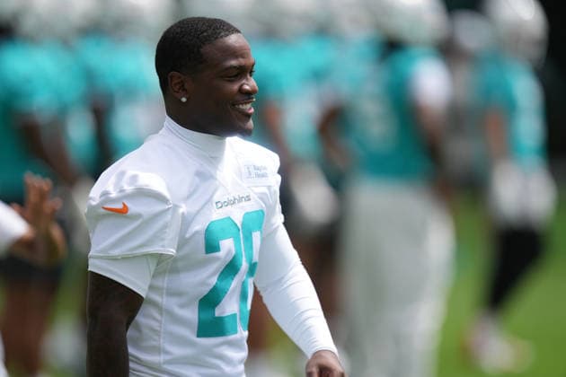 TBD, CA - MAY 19: Miami Dolphins running back De Von Achane (28) walks outside from the stretching time during the Miami Dolphins OTA on Tuesday, May 19, 2026 at Baptist Health Sports Complex in Miami Gardens, FL Photo by Peter Joneleit Icon Sportswire) NFL, American Football Herren, USA MAY 19 Miami Dolphins OTA EDITORIAL USE ONLY Icon2605019003