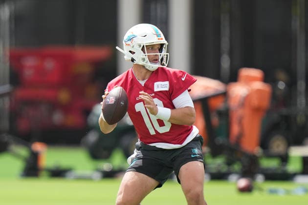 TBD, CA - MAY 19: Miami Dolphins quarterback Mark Gronoyski (16) throws passes during the Miami Dolphins OTA on Tuesday, May 19, 2026 at Baptist Health Sports Complex in Miami Gardens, FL Photo by Peter Joneleit Icon Sportswire) NFL, American Football Herren, USA MAY 19 Miami Dolphins OTA EDITORIAL USE ONLY Icon2605019006