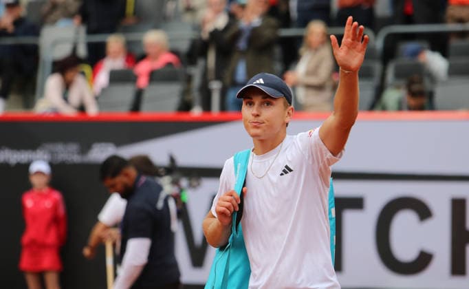 Bitpanda Hamburg Open, ATP, Tennis Herren 500 am Hamburger Rothenbaum. DTB-Profi Justin Engel verabschiedetmsich vom Publikum nach seinem Erstrunden-Aus.