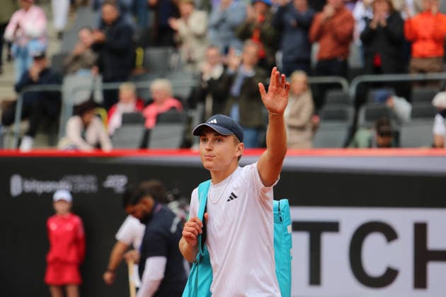 Bitpanda Hamburg Open, ATP, Tennis Herren 500 am Hamburger Rothenbaum. DTB-Profi Justin Engel verabschiedetmsich vom Publikum nach seinem Erstrunden-Aus.