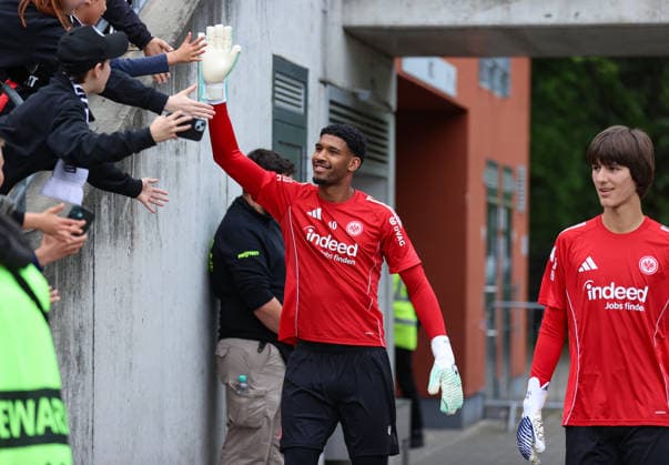 19.05.2026, Fussball Testspiel, 125 Jahre Rot-Weiss Frankfurt, SG Rot-Weiss Frankfurt - Eintracht Frankfurt, v.l., Torwart Kaua Kaua-Morais Vieira Dos Santos (Eintracht Frankfurt) vor dem Spiel bei den Fans DFL DFB REGULATIONS PROHIBIT ANY USE OF PHOTOGRAPHS AS IMAGE SEQUENCES AND OR QUASI-VIDEO. xdcx Copyright: HMBxMedia Claus