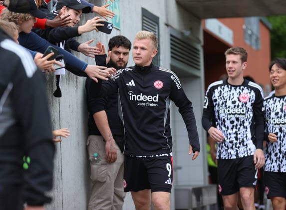 19.05.2026, Fussball Testspiel, 125 Jahre Rot-Weiss Frankfurt, SG Rot-Weiss Frankfurt - Eintracht Frankfurt, v.l., Jonathan Burkardt (Eintracht Frankfurt) bei den Fans vor dem Spiel DFL DFB REGULATIONS PROHIBIT ANY USE OF PHOTOGRAPHS AS IMAGE SEQUENCES AND OR QUASI-VIDEO. xdcx Copyright: HMBxMedia Claus
