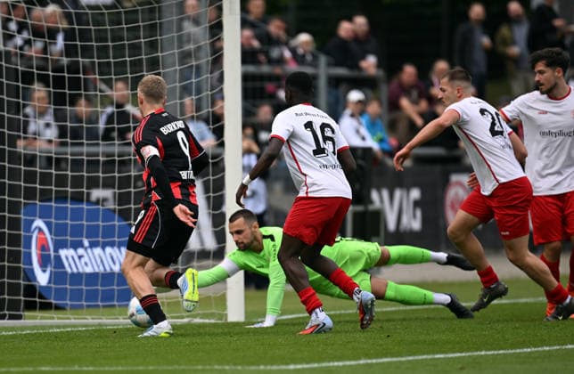 19.05.2026, xjhx, Fussball Testspiel, RW Frankfurt - Eintracht Frankfurt v.l. Jonathan Jonny Burkardt (Eintracht Frankfurt), Daniel Zeaiter (RW Frankfurt) (DFL DFB REGULATIONS PROHIBIT ANY USE OF PHOTOGRAPHS as IMAGE SEQUENCES and or QUASI-VIDEO) Frankfurt am Main