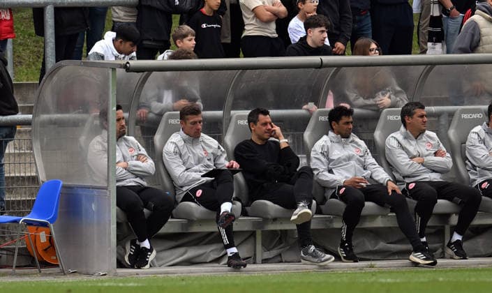 19.05.2026, xjhx, Fussball Testspiel, RW Frankfurt - Eintracht Frankfurt v.l. Co Trainer Jan Fießer Fiesser (Eintracht Frankfurt), Torwart Trainer Jan Zimmermann (Eintracht Frankfurt), Leiter der Lizenzspielabteilung Team Manager Timmo Hardung (Eintracht Frankfurt) (DFL DFB REGULATIONS PROHIBIT ANY USE OF PHOTOGRAPHS as IMAGE SEQUENCES and or QUASI-VIDEO) Frankfurt am Main
