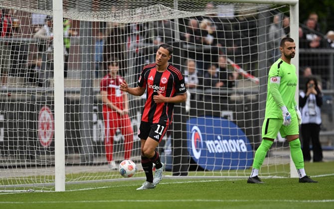 19.05.2026, xjhx, Fussball Testspiel, RW Frankfurt - Eintracht Frankfurt v.l. Younes Ebnoutalib (Eintracht Frankfurt) celebrate the goal, Der Torjubel zum 1:0 (DFL DFB REGULATIONS PROHIBIT ANY USE OF PHOTOGRAPHS as IMAGE SEQUENCES and or QUASI-VIDEO) Frankfurt am Main