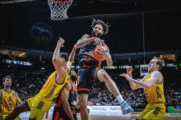 Basketball Berlin 19.05.2026 Saison 2025 2026 EasyCredit BBL 1. Bundesliga Männer, Herren Playoffs Viertelfinale Spiel 2 Alba Berlin - RASTA Vechta Tevin Brown (Vechta, No.10) *** Basketball Berlin 19 05 2026 Season 2025 2026 EasyCredit BBL 1 Bundesliga Men, Men Playoffs Quarterfinals Game 2 Alba Berlin RASTA Vechta Tevin Brown Vechta, No 10