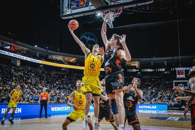 Basketball Berlin 19.05.2026 Saison 2025 2026 EasyCredit BBL 1. Bundesliga Männer, Herren Playoffs Viertelfinale Spiel 2 Alba Berlin - RASTA Vechta Sam Griesel (Alba Berlin, No.05) Tibor Pleiß (Vechta, No.22)