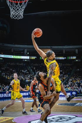 Basketball Berlin 19.05.2026 Saison 2025 2026 EasyCredit BBL 1. Bundesliga Männer, Herren Playoffs Viertelfinale Spiel 2 Alba Berlin - RASTA Vechta J wan Roberts (Alba Berlin, No.13) Lloyd Pandi (Vechta, No.41)
