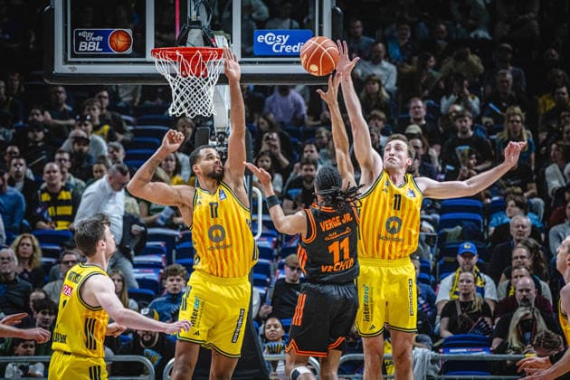 Basketball Berlin 19.05.2026 Saison 2025 2026 EasyCredit BBL 1. Bundesliga Männer, Herren Playoffs Viertelfinale Spiel 2 Alba Berlin - RASTA Vechta Alonzo Verge (Vechta, No.11) Moses Wood (Alba Berlin, No.11) Norris Agbakoko (Alba Berlin, No.17)