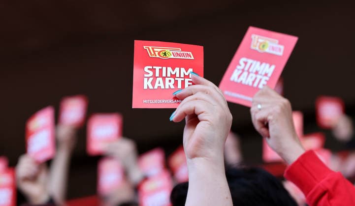 Mitglieder stimmen ab Stimmkarte Symbolfoto MV Mitgliederversammlung im Stadion An der Alten Försterei Fußball Fussball Bundesliga Herren DFL Saison 2025 2026 19.05.2026 1.FC Union Berlin FCU