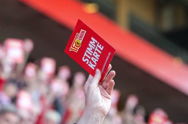 Fußball, Herren, Saison 2025 2026, 1. Bundesliga, 1. FC Union Berlin, Ordentliche Mitgliederversammlung im Stadion An der Alten Försterei, Stimmkarte bei der Abstimmung, 19.05. 2026, Copyright: xMatthiasxKochx