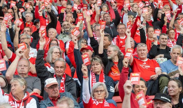 Fußball, Herren, Saison 2025 2026, 1. Bundesliga, 1. FC Union Berlin, Ordentliche Mitgliederversammlung im Stadion An der Alten Försterei, Mitglieder bei der Abstimmung, 19.05. 2026, Copyright: xMatthiasxKochx