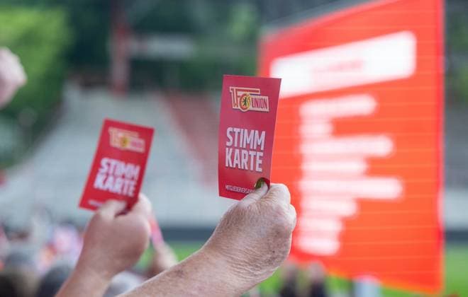 Fußball, Herren, Saison 2025 2026, 1. Bundesliga, 1. FC Union Berlin, Ordentliche Mitgliederversammlung im Stadion An der Alten Försterei, Stimmkarten bei der Abstimmung, 19.05. 2026, Copyright: xMatthiasxKochx