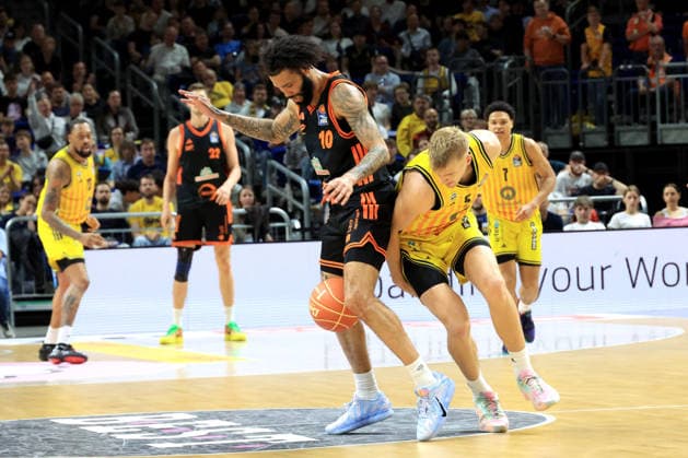 DEU, easyCredit BBL, ALBA vs. Rasta Vechta, 19.05.2026, Uber-Arena, Berlin, DEU, easyCredit BBL, ALBA vs. Rasta Vechta, im Bild Sam Griesel (ALBA Berlin 5), Tevin Brown (RASTA Vechta 10)