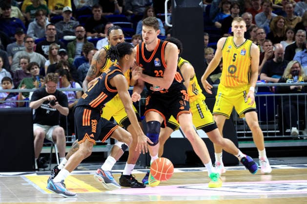 DEU, easyCredit BBL, ALBA vs. Rasta Vechta, 19.05.2026, Uber-Arena, Berlin, DEU, easyCredit BBL, ALBA vs. Rasta Vechta, im Bild J Wan Roberts (ALBA Berlin 13), Sam Griesel (ALBA Berlin 5), Alonzo Verge jr. (RASTA Vechta 11), Tibor Pleiss (RASTA Vechta 22)