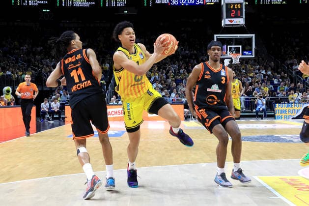 DEU, easyCredit BBL, ALBA vs. Rasta Vechta, 19.05.2026, Uber-Arena, Berlin, DEU, easyCredit BBL, ALBA vs. Rasta Vechta, im Bild Jack Kayil( ALBA Berlin 7), Alonzo Verge jr. (RASTA Vechta 11), Malik Parsons (RASTA Vechta 3)