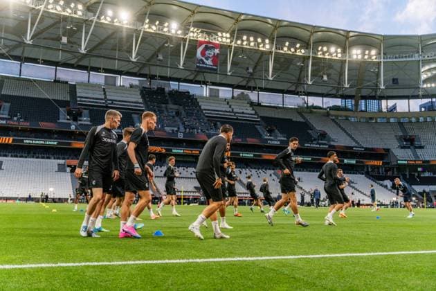 19.05.2026, SC Freiburg vs. Aston Villa, UEFA Europa League, Final Matchday -1 Besiktas Square, Besiktas Park, Stadium, Fan festival, Fan Fest, Fans Freiburg Aston Villa, Trophy, Uefa Cup League Trophy, Istanbul 2026 Final Abschlusstraining Final Training SC Freiburg in Vodafone Park, Mathias Ginter, Lucas Höler Copyright: xBahhoxKarax