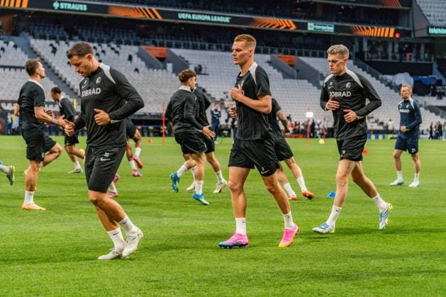 19.05.2026, SC Freiburg vs. Aston Villa, UEFA Europa League, Final Matchday -1 Besiktas Square, Besiktas Park, Stadium, Fan festival, Fan Fest, Fans Freiburg Aston Villa, Trophy, Uefa Cup League Trophy, Istanbul 2026 Final Abschlusstraining Final Training SC Freiburg in Vodafone Park, Mathias Ginter, Lucas Höler Copyright: xBahhoxKarax