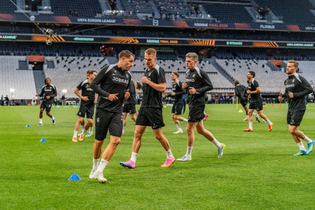 19.05.2026, SC Freiburg vs. Aston Villa, UEFA Europa League, Final Matchday -1 Besiktas Square, Besiktas Park, Stadium, Fan festival, Fan Fest, Fans Freiburg Aston Villa, Trophy, Uefa Cup League Trophy, Istanbul 2026 Final Abschlusstraining Final Training SC Freiburg in Vodafone Park, Mathias Ginter, Lucas Höler Copyright: xBahhoxKarax