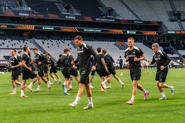 19.05.2026, SC Freiburg vs. Aston Villa, UEFA Europa League, Final Matchday -1 Besiktas Square, Besiktas Park, Stadium, Fan festival, Fan Fest, Fans Freiburg Aston Villa, Trophy, Uefa Cup League Trophy, Istanbul 2026 Final Abschlusstraining Final Training SC Freiburg in Vodafone Park, Mathias Ginter, Lucas Höler Copyright: xBahhoxKarax