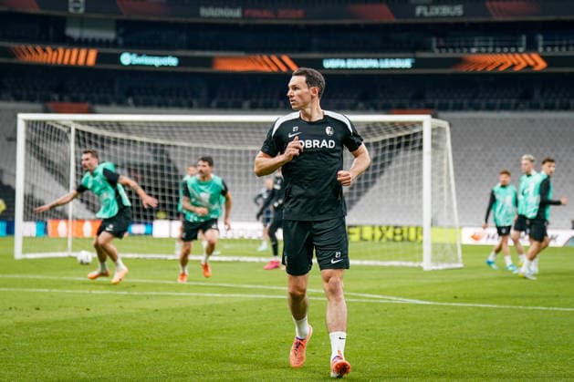 Türkei: Fussball UEFA Europa League 2025 - 2026, Finale in Istanbul - SC Freiburg vs Aston Villa - Tüpras Stadyumu (Istanbul): Abschlusstraining Freiburger Team: Nicolas Höfler Nicolas Hoefler (SC Freiburg, 27) Copyright: xJOERANxSTEINSIEKx