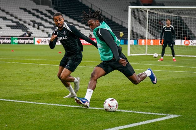 Türkei: Fussball UEFA Europa League 2025 - 2026, Finale in Istanbul - SC Freiburg vs Aston Villa - Tüpras Stadyumu (Istanbul): Abschlusstraining Freiburger Team: Johan Manzambi (SC Freiburg, 44) Daniel-Kofi Kyereh (SC Freiburg, 11) Copyright: xJOERANxSTEINSIEKx