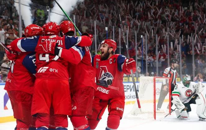 Russia Ice hockey, Eishockey Kontinental League Lokomotiv - Ak Bars 9169191 19.05.2026 Lokomotiv s players celebrate their team s first goal scored by Byron Froese during the Kontinental Hockey League final play-off ice hockey match between Lokomotiv Yaroslavl and Ak Bars Kazan in Yaroslavl, Russia. Yaroslav Neyelov Sputnik Yaroslavl Russia  Copyright: xYaroslavxNeyelovx