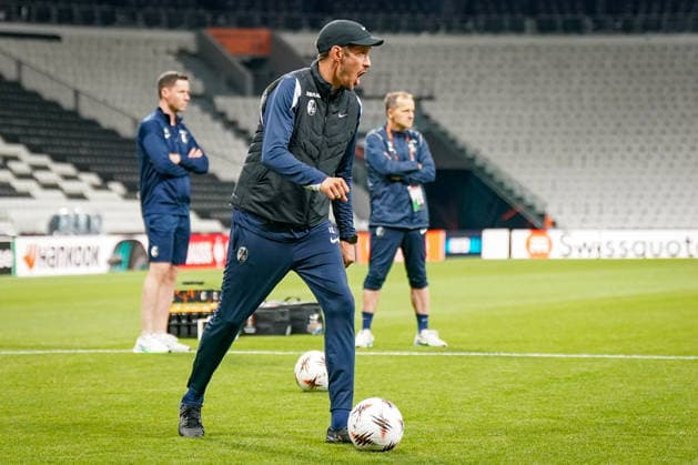 Türkei: Fussball UEFA Europa League 2025 - 2026, Finale in Istanbul - SC Freiburg vs Aston Villa - Tüpras Stadyumu (Istanbul): Abschlusstraining Freiburger Team: Julian Schuster (SC Freiburg, Trainer) am Ball Copyright: xJOERANxSTEINSIEKx