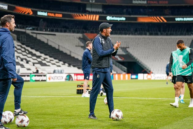 Türkei: Fussball UEFA Europa League 2025 - 2026, Finale in Istanbul - SC Freiburg vs Aston Villa - Tüpras Stadyumu (Istanbul): Abschlusstraining Freiburger Team: Julian Schuster (SC Freiburg, Trainer) Copyright: xJOERANxSTEINSIEKx